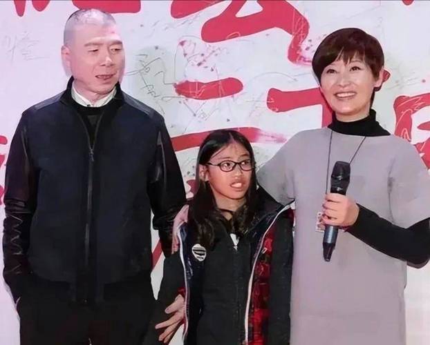 澳门研究生论坛和冯小刚养女高中毕业与冯小刚收养的女儿
